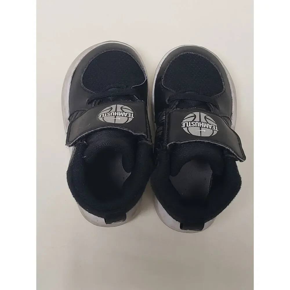 Nike Team Hustle Black Silver & White Design Kids Shoes Sneakers • Size 6C Kids